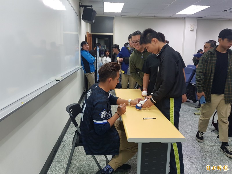 明新科大體育室與運管系合辦專題講座邀請富邦悍將應援團長Anu分享職涯經驗，會後同學把握機會簽名、合照。（記者廖雪茹攝）
