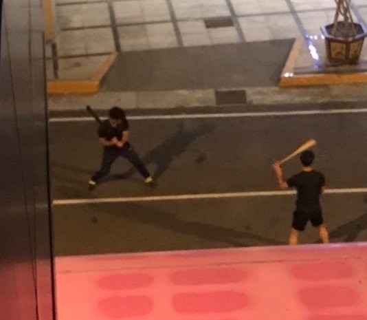 日本社會人隊打者昨天深夜在停車場練揮棒，全力備戰今晚冬盟冠軍戰。（讀者提供）