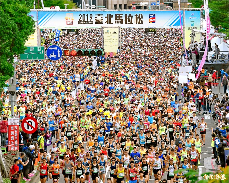 2019年台北馬拉松昨天在台北市府廣場前鳴槍起跑,吸引62國、超過2.8萬名跑者共襄盛舉。(記者方賓照攝) 2019年台北馬拉松昨天在台北市府廣場前鳴槍起跑,吸引62國、超過2.8萬名跑者共襄盛舉。(記者方賓照攝)