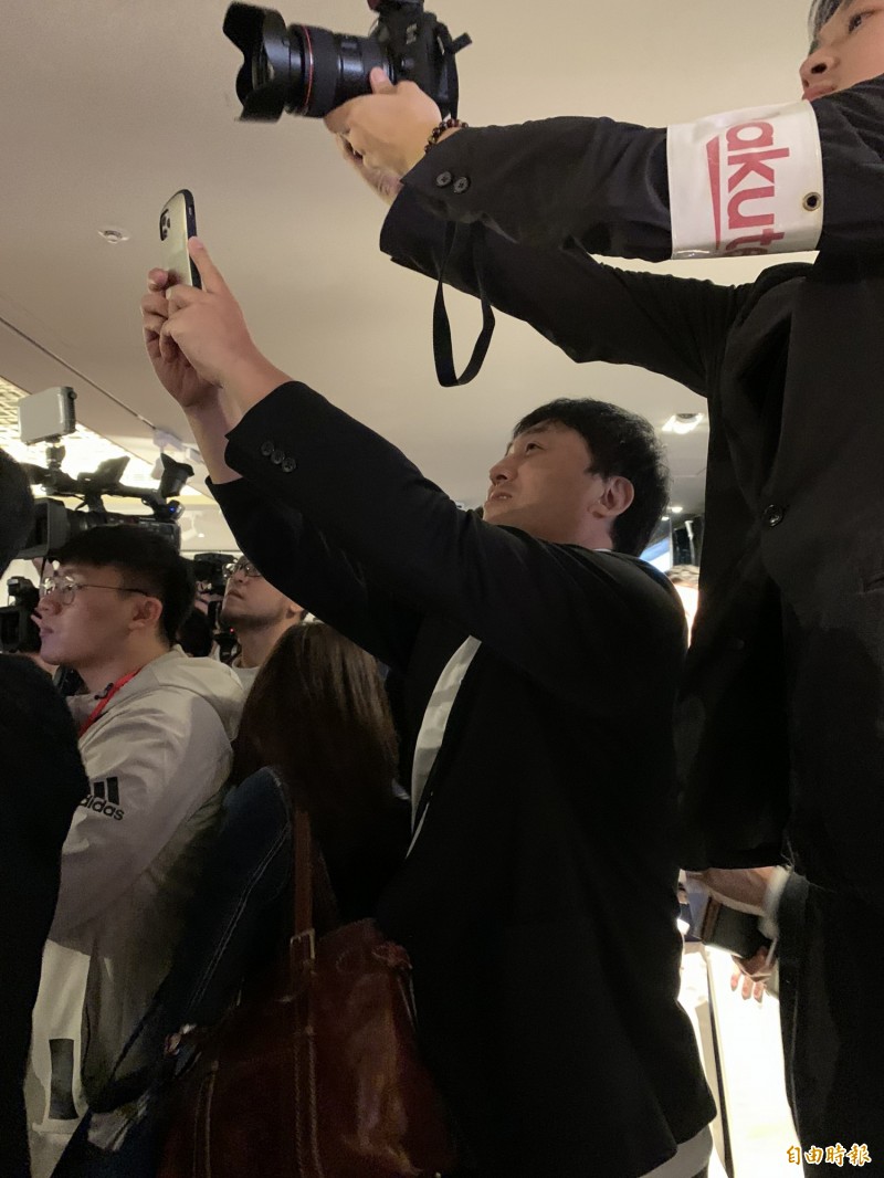 石井一久拿著手機拍照。（記者倪婉君攝）