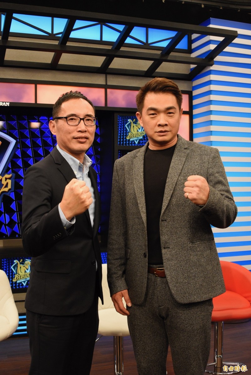 中信兄弟領隊劉志威（左）、副領隊兼農場主管彭政閔（右）。（記者龔乃玠攝）