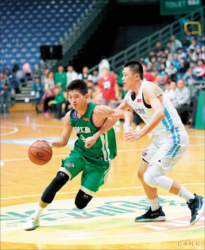 高苑中鋒吳忠宏（左）昨打出代表作，進帳生涯最佳26分。（記者黃志源攝）
