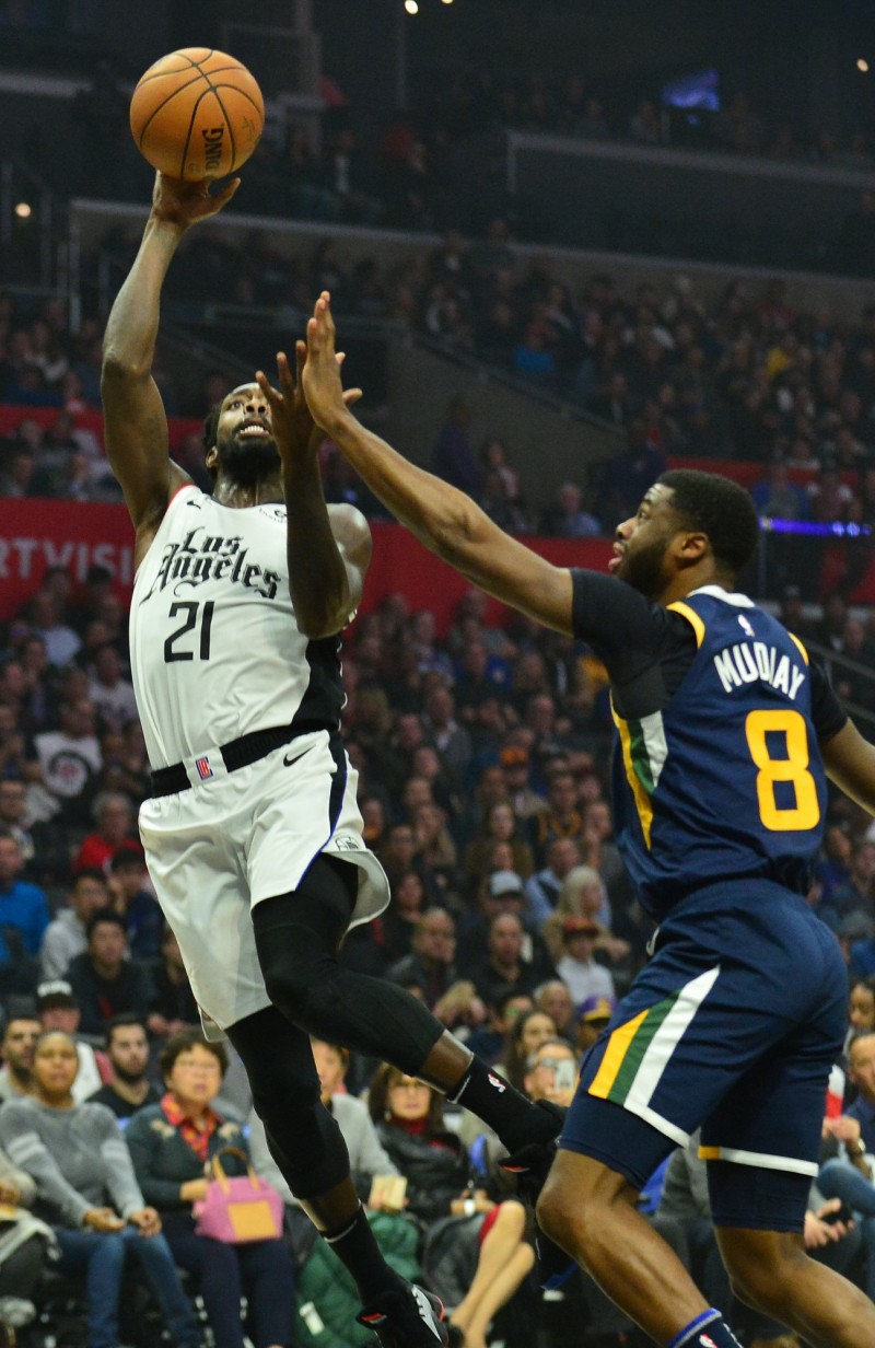 貝佛利（左）於前一戰對上爵士的比賽中扭傷右手腕。（資料照，今日美國）