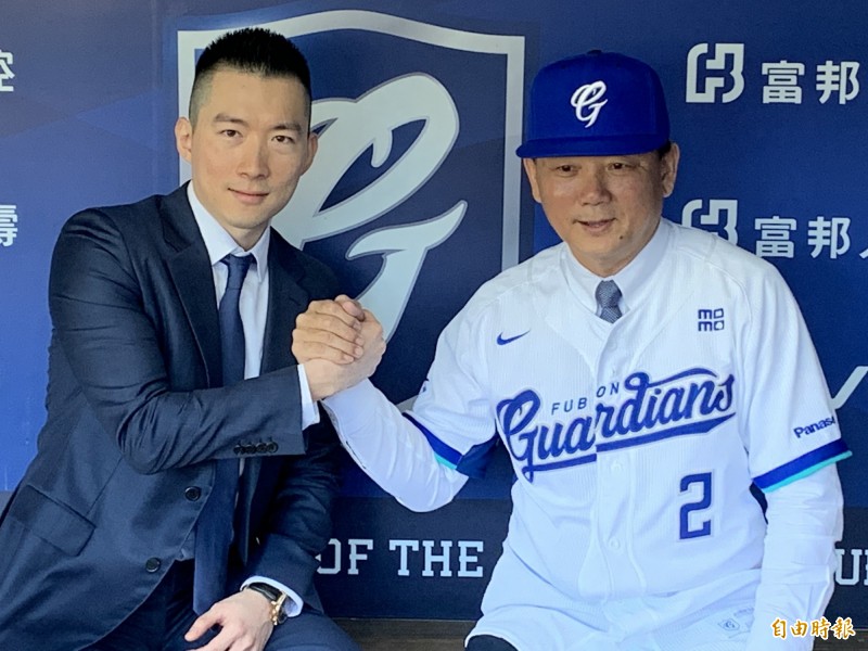 富邦總教練洪一中（右）。（記者倪婉君攝）