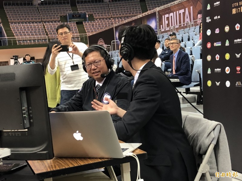 鄭文燦（左）特別現身球場，並坐上主播台體驗。（記者粘藐云攝）