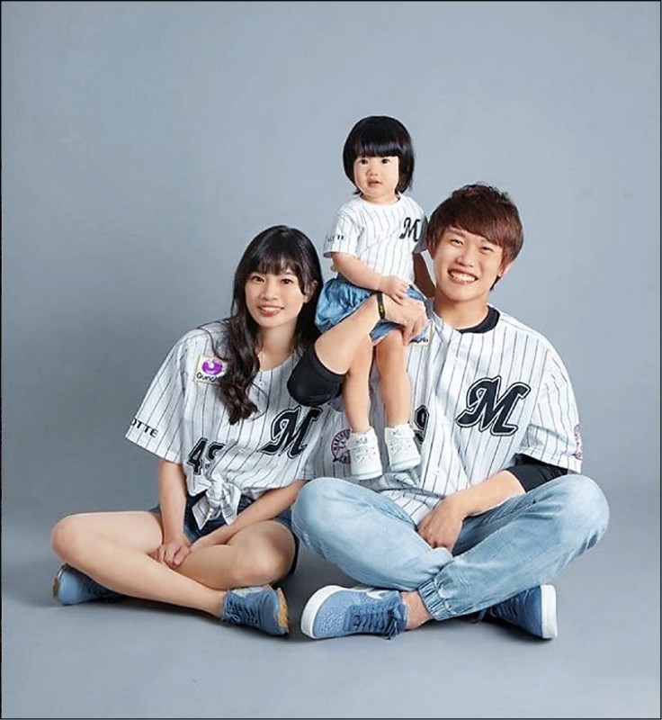 陳冠宇前天在IG秀出全家福，大年初一就得趕赴日備戰。（取自陳冠宇IG）