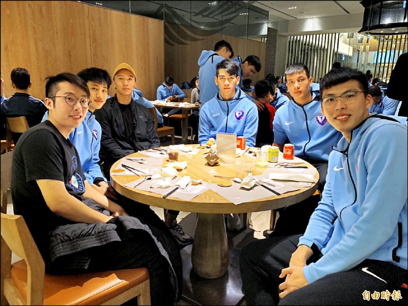 UBA衛冕軍健行科大昨舉辦歲末餐會，大學長台啤簡祐哲（左3）也抽空出席聚會。（記者廖聿偉攝）