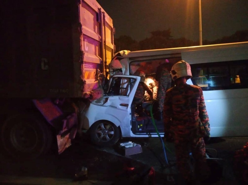桃田搭乘的箱型車直接撞上卡車，印裔司機當場死亡。（資料照，路透）