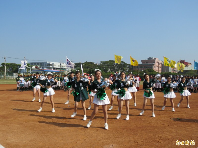 高苑啦啦隊為青棒選手加油。（記者洪定宏翻攝）