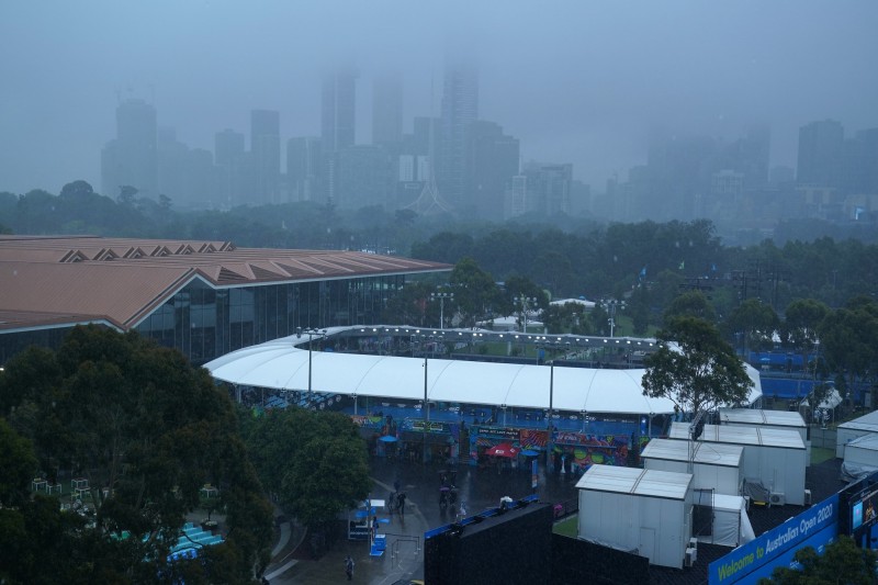 澳網今遇大雨來攪局取消了22場比賽。（歐新社）