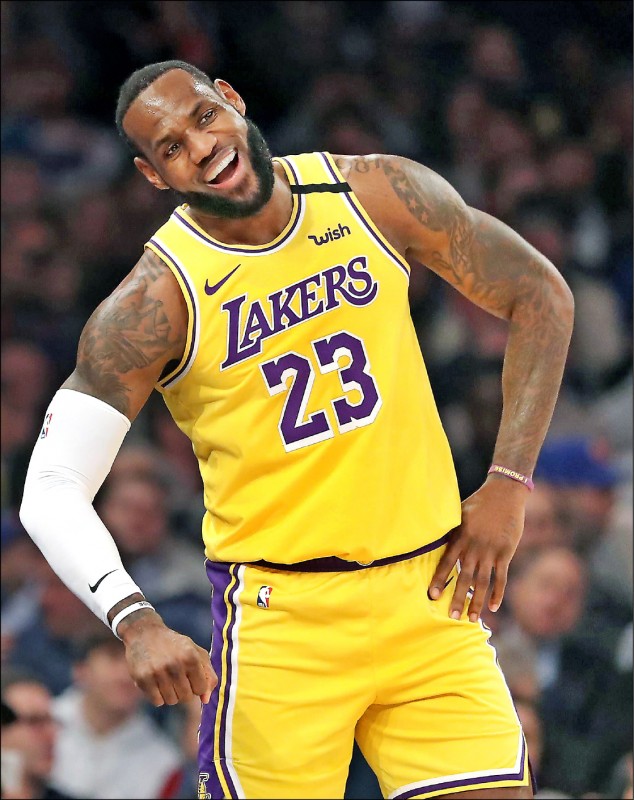35歲的詹姆斯拒絕退化,仍持續主宰NBA。(法新社) 35歲的詹姆斯拒絕退化,仍持續主宰NBA。(法新社)