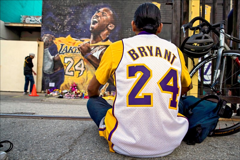 NBA傳奇球星布萊恩前天墜機過世,昨天在湖人主場史戴波中心附近廣場,仍有不少球迷到場緬懷布萊恩。(歐新社) NBA傳奇球星布萊恩前天墜機過世,昨天在湖人主場史戴波中心附近廣場,仍有不少球迷到場緬懷布萊恩。(歐新社)