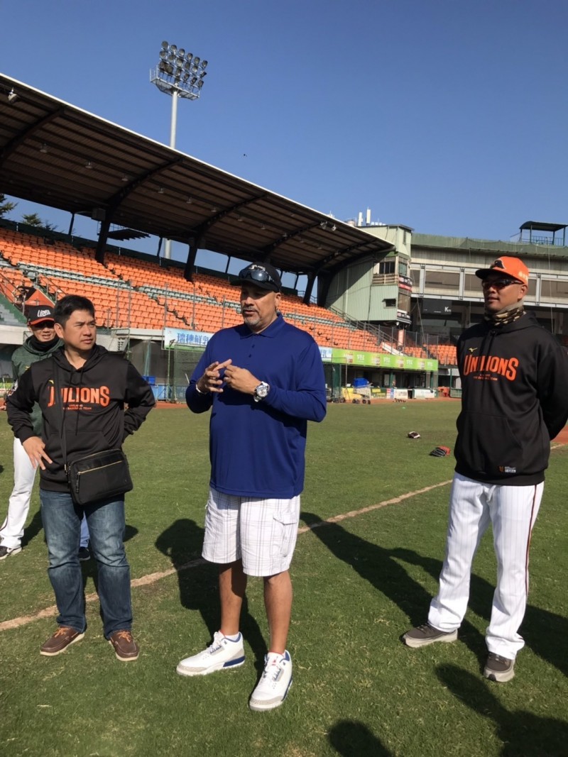統一獅新外籍投手教練納瓦洛（中）今天現身球場。（統一獅提供）