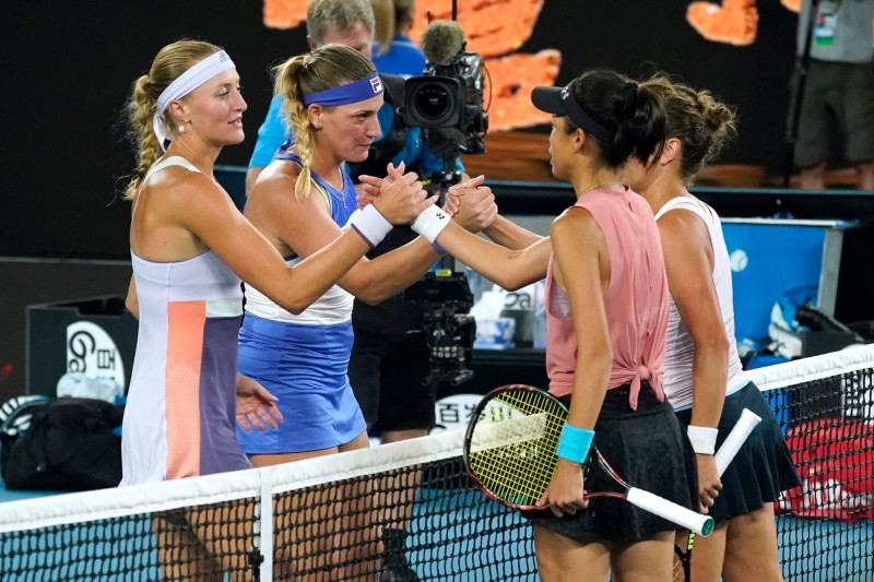 兩組女雙賽後致意。（路透）