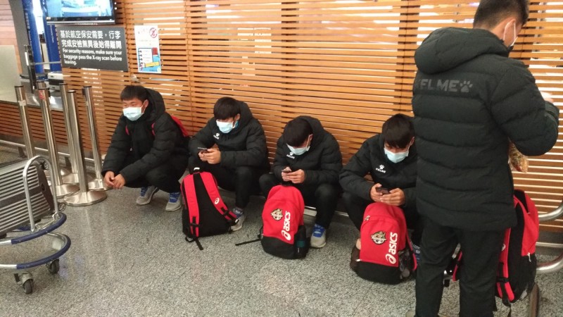 等待蒙古方面通知的高市台電球員。（足協提供）