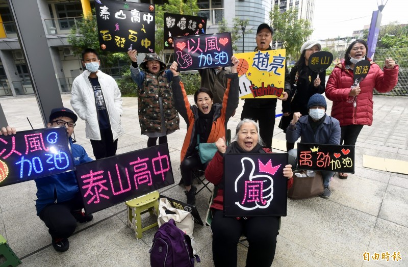 泰山球員家長組成的啦啦隊，在球場外架設電視加油 。（記者林正堃攝）