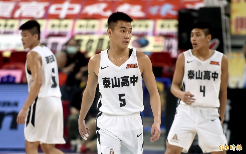 泰山彭柏樺（中）與身旁另兩位後衛張東庭（右）、徐宏瑋合力豪取45分 （記者林正堃攝）