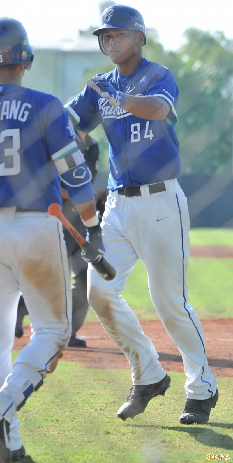 王詩聰擊出逆風全壘打。（記者黃志源攝）