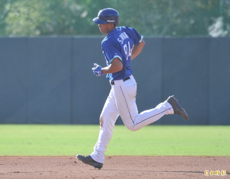 王詩聰擊出逆風全壘打。（記者黃志源攝）