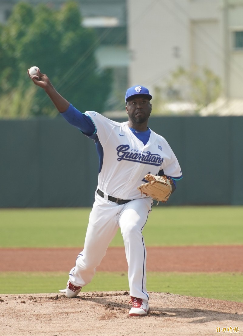 富邦悍先發投手將索沙。（記者黃志源攝）