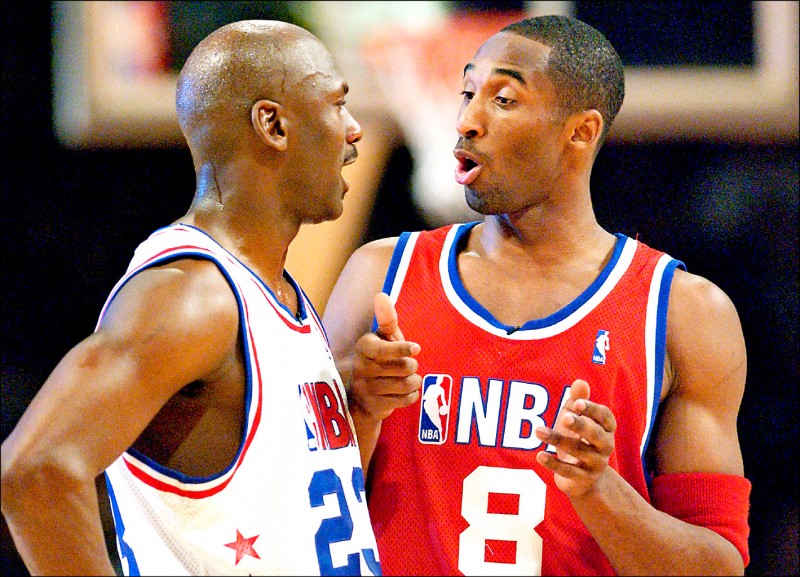 喬丹說,Kobe「小老弟」總愛半夜傳簡訊給他,聊籃下單打的腳步、怎麼訓練。一開始他覺得很煩人,但後來發現這是某種熱愛,「這孩子擁有一種你永遠不知道的熱情」。(路透資料照) 喬丹說,Kobe「小老弟」總愛半夜傳簡訊給他,聊籃下單打的腳步、怎麼訓練。一開始他覺得很煩人,但後來發現這是某種熱愛,「這孩子擁有一種你永遠不知道的熱情」。(路透資料照)