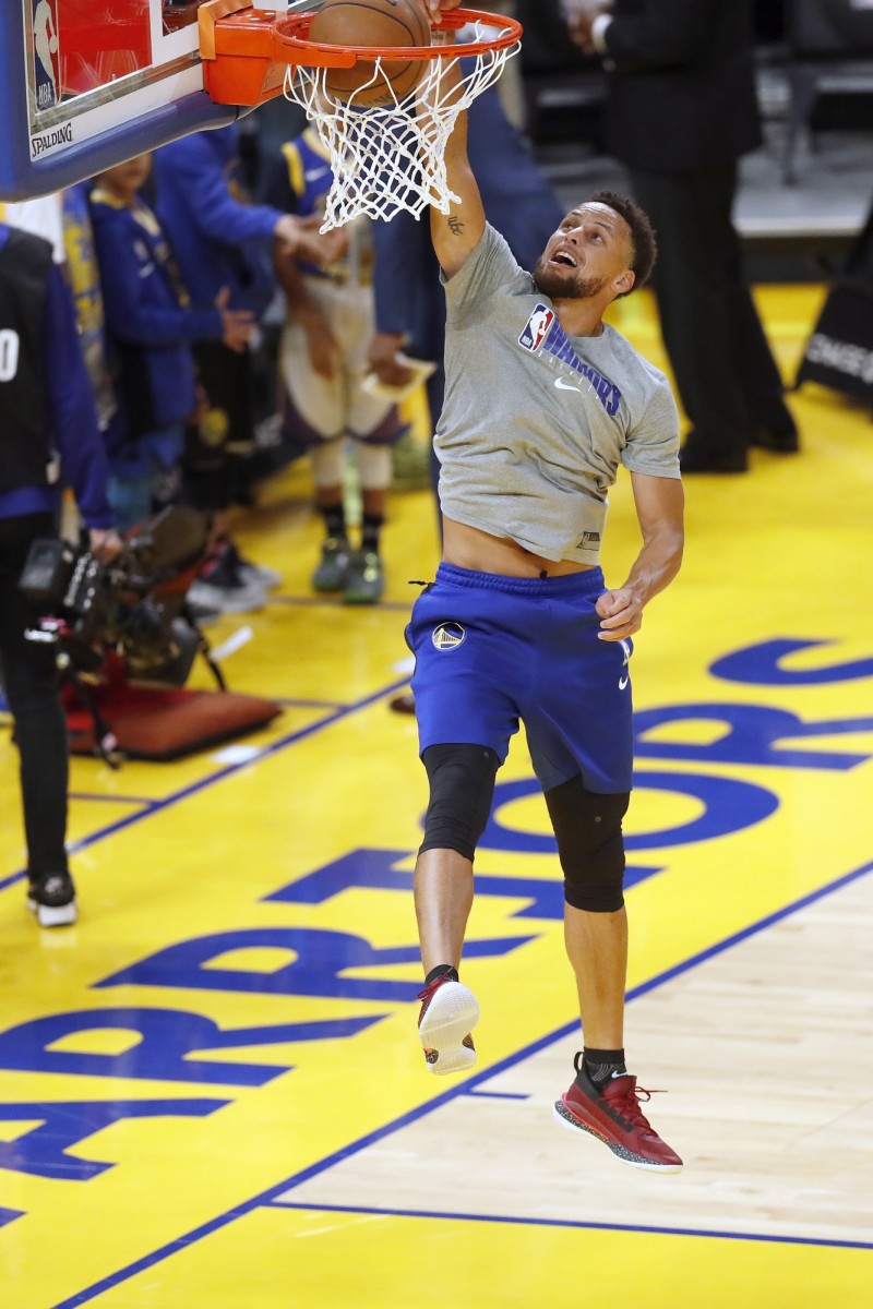 NBA》宣告霸氣回歸！ 柯瑞訓練連飆Logo Shot加碼單手暴扣（影音） - 自由體育