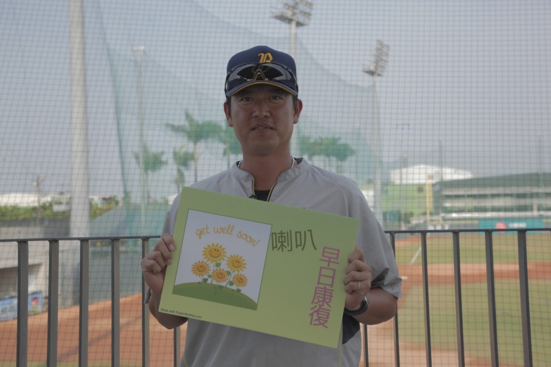 中信兄弟客座教練王建民為潘忠韋打氣。（好友多媒體製作提供）