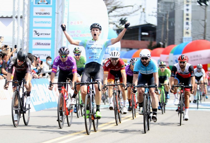 尼可拉斯率先抵達終點，連兩年在浪漫台三線站稱霸。（自由車協會提供）