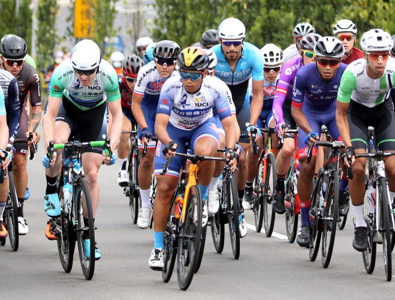 馮俊凱守住藍衫。（自由車協會提供）