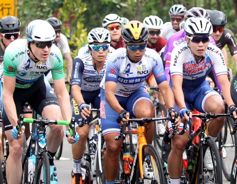 馮俊凱守住藍衫。（自由車協會提供）