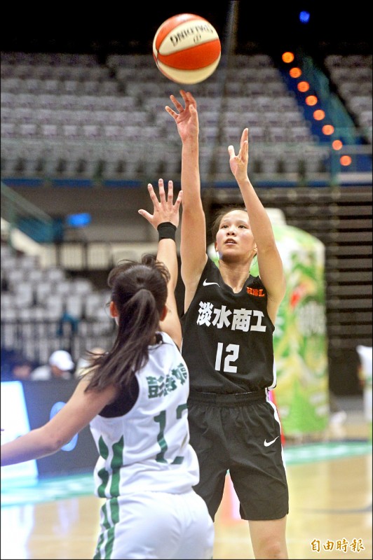 淡水商工則靠王玥媞轟下40分,以96:78大勝北一女中,勇奪隊史第十冠,續任女子組最多冠強權。(記者林正堃攝) 淡水商工則靠王玥媞轟下40分,以96:78大勝北一女中,勇奪隊史第十冠,續任女子組最多冠強權。(記者林正堃攝)