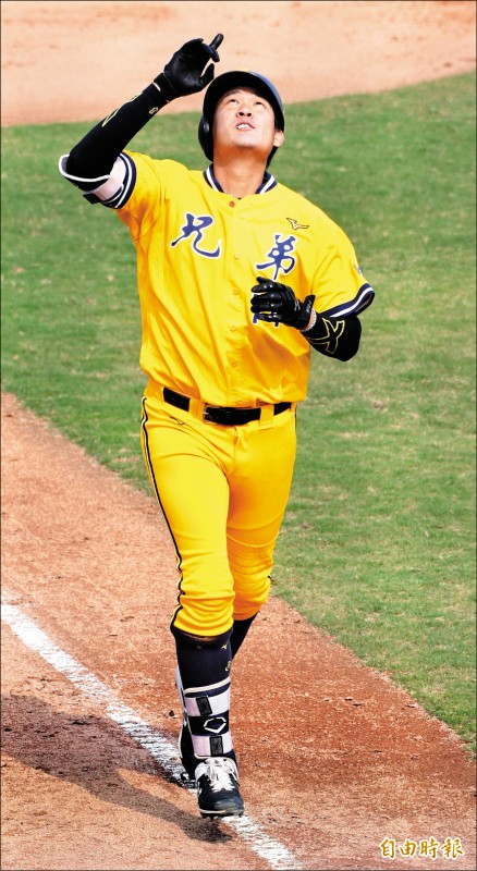 中職二軍開幕戰，中信兄弟許基宏雙響砲。（記者黃志源攝）