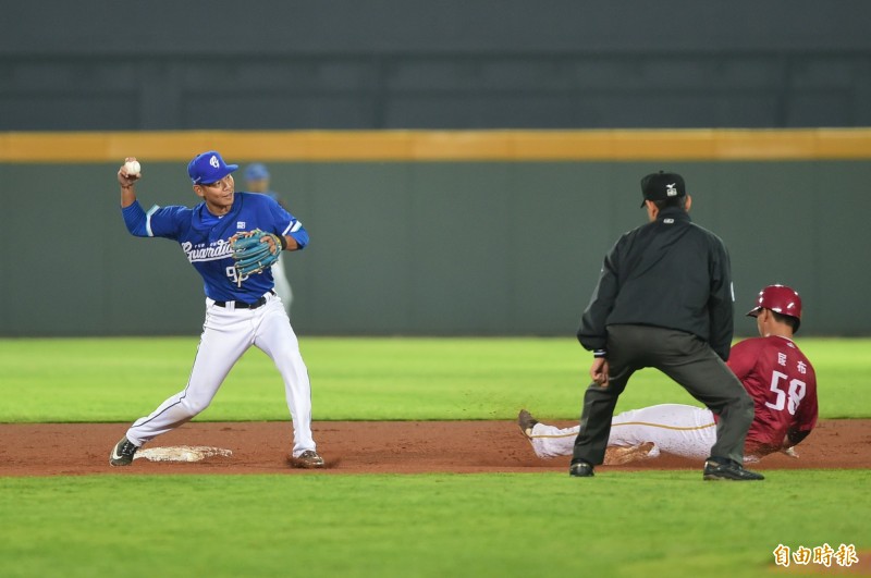 富邦上演雙殺守備，化解危機。（記者廖耀東攝）