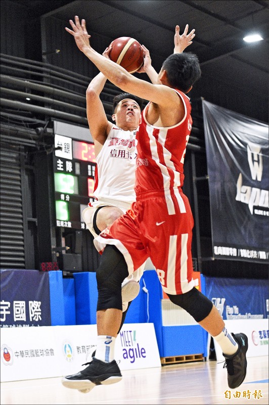 台銀王泰傑（左）昨進帳本季新高13分。（記者陳志曲攝）