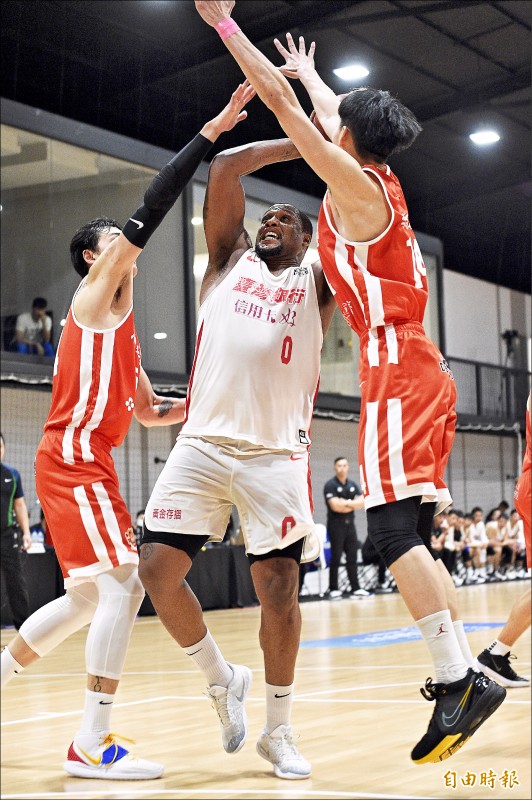 璞園針對台銀單洋將的弱點猛攻，讓米歇爾（中）陷犯規麻煩。（記者陳志曲攝）