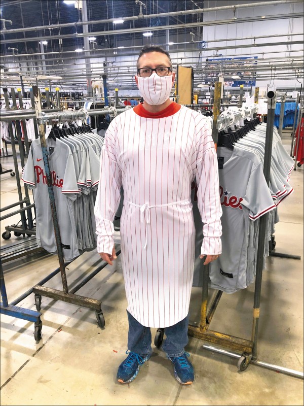大聯盟球衣製造商「Fanatics」把產線投入製造口罩與防護衣。（美聯社）
