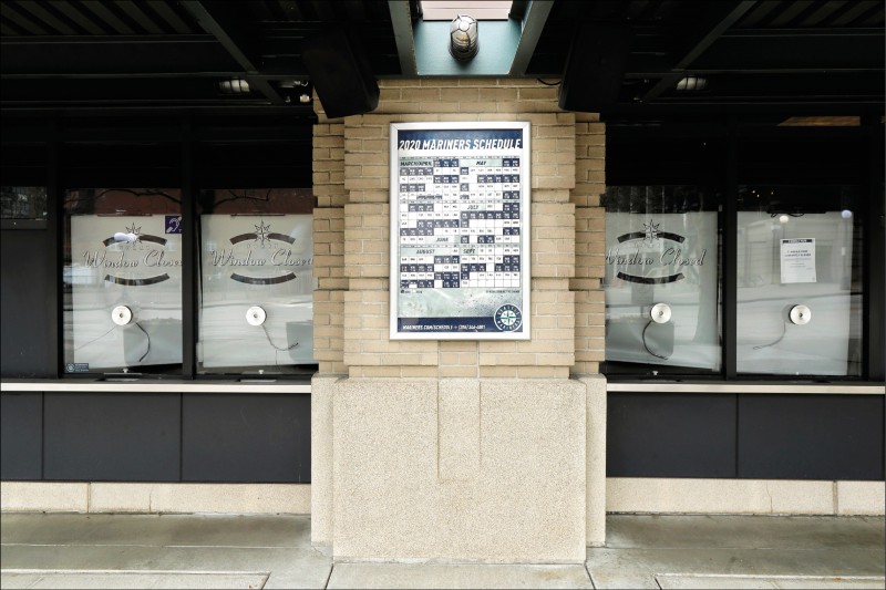 水手隊球場柱子，還掛著2020球季原版賽程表。（美聯社）