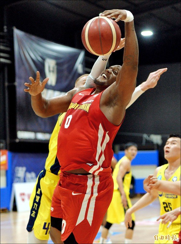台銀洋將米歇爾昨搶下14籃板,並攻下18分。(記者林正堃攝) 台銀洋將米歇爾昨搶下14籃板,並攻下18分。(記者林正堃攝)