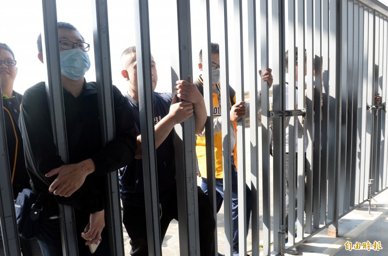 日前中職自辦熱身賽，有球迷在球場外圍透過空隙看球。（資料照，記者林正堃攝）