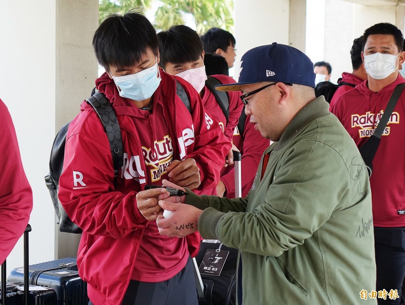 為了因應武漢肺炎疫情，中職聯盟呼籲球迷不要和球員要簽名拍照。（資料照，記者陳志曲攝）