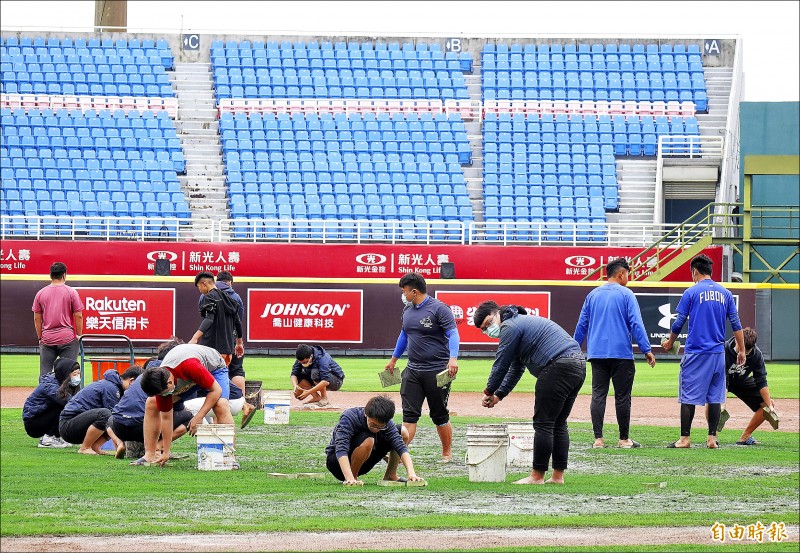 富邦悍將對樂天桃猿之戰，因前日大雨造成場地狀況不佳，最終宣布延賽。（記者陳志曲攝）
