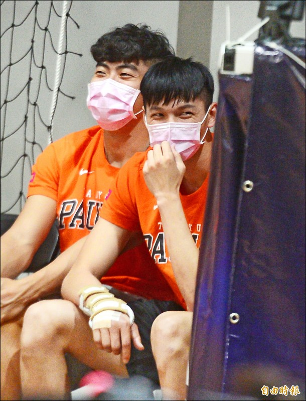 李啟瑋（右）右手骨折本季報銷，板凳暴徒只能坐板凳當啦啦隊。（記者王藝菘攝）