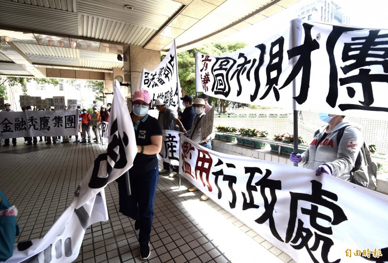 藍鷹高爾夫球場會員自救會前往體育署抗爭。（記者簡榮豐攝）