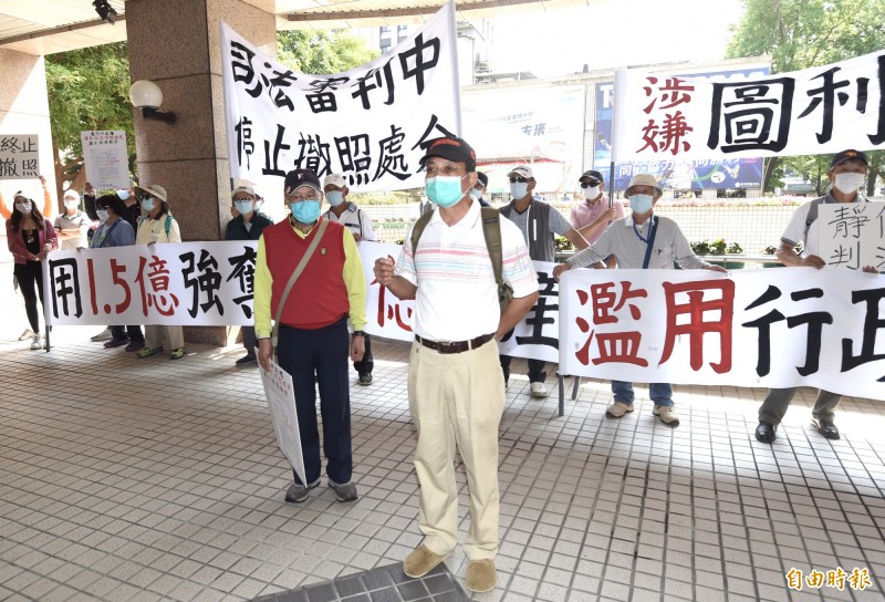 藍鷹高爾夫球場會員自救會前往體育署抗爭。（記者簡榮豐攝）