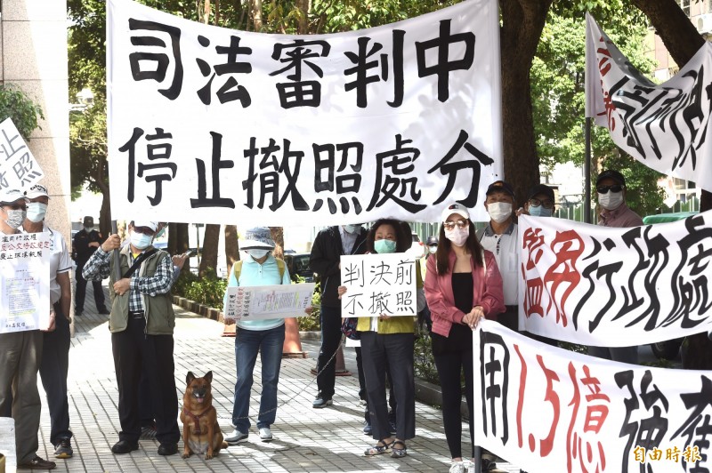 藍鷹高爾夫球場會員自救會前往體育署抗爭。（記者簡榮豐攝）