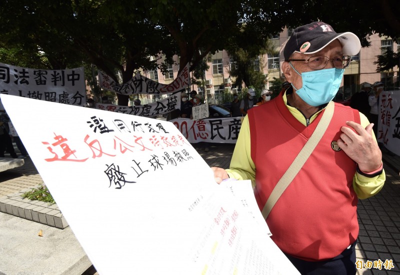 藍鷹高爾夫球場因遭青山綠水公司強行封鎖關閉，導致2,000多名會員，迄今不能繼續使用球場，藍鷹高球會員自救會副會長楊紹麟17日與會員前往體育署抗爭，要求體育署在司法未判決前停止撤銷執照並受訪。（記者簡榮豐攝）