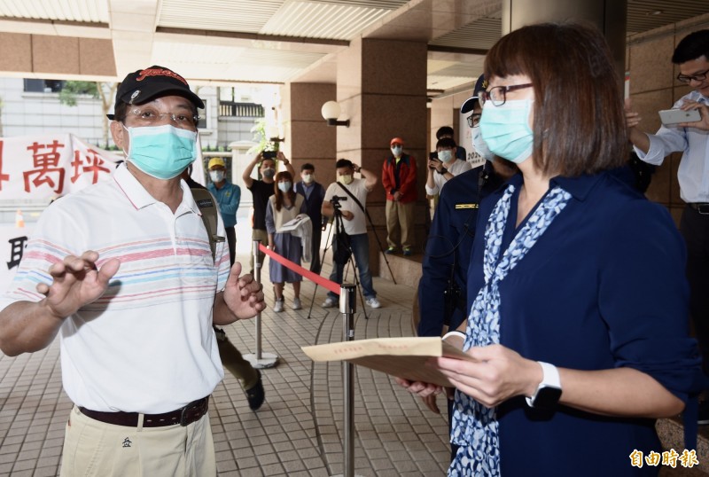  藍鷹高爾夫球場因遭青山綠水公司強行封鎖關閉，導致2,000多名會員，迄今不能繼續使用球場，藍鷹高球會員自救會會長土登中興 （左）17日與會員前往體育署抗爭，要求體育署在司法未判決前停止撤銷執照並遞交陳情書。（記者簡榮豐攝）