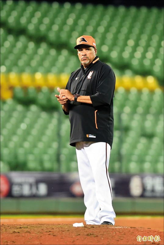 獅隊投手教練納瓦洛。（記者廖耀東攝）