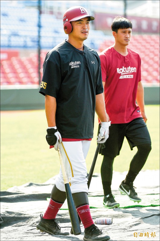 朱育賢（左）日前桃園兩戰5轟，讓獅隊投手灰頭土臉。（記者陳志曲攝）