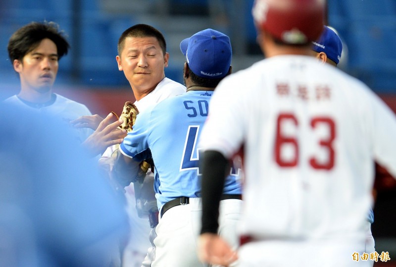 陳禹勳被索沙推了一把。（記者林正堃攝）